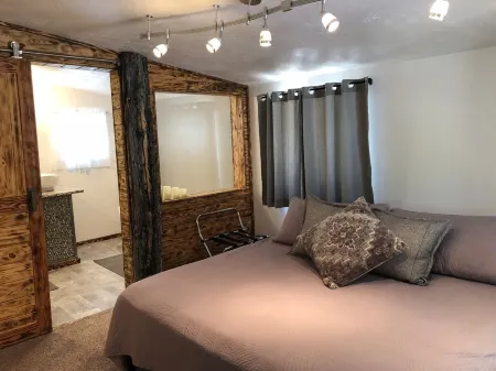 Luxurious Soaker Tub and Spacious Living Room - Charming Private Retreat