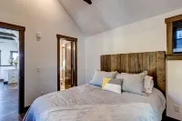 Incredible Ski Resort Views and Spacious Balcony - Stylish Getaway Hotels near Goods