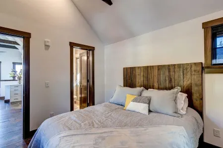 Incredible Ski Resort Views and Spacious Balcony - Stylish Getaway Отели рядом с достопримечательностью «Riverwalk Center at Breckenridge»