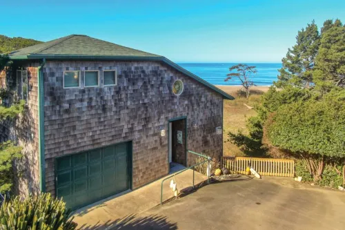Ocean-Facing Decks and Hot Tub - Amazing Coastal Sanctuary