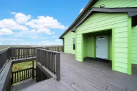 Adorable home with lots of space - close to the Gulf & ferry Hotels in Bolivar Peninsula