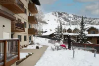 Ski in Ski Out and Outdoor Hot Tub - Stunning Family Escape
