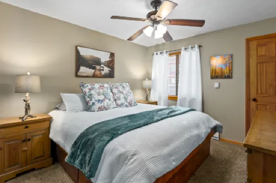 Ski-in/Ski-Out Access and Cozy Fireplace - Inviting Mountain Retreat