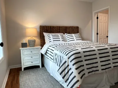 Heart of Downtown Exploration and Relaxation - Charming Historic Cottage