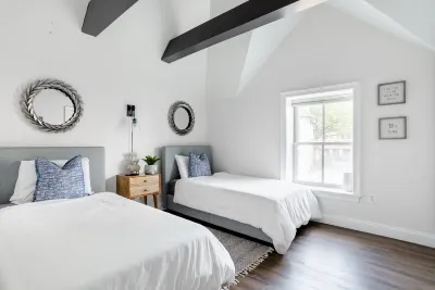 Homey Red Brick Retreat with Inviting Living Space - Charming Cozy Haven 블루밍데일 호텔