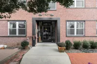 Custom Furnishings and Modern Kitchen - Charming Eco-Friendly Retreat 캐피톨 힐 호텔