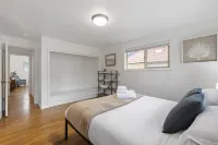 Large Decked Backyard with BBQ and Outdoor Seating - Cozy Charming Retreat Hotel a Mount Vernon