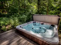 Elegant Chalet with Hot Tub and Gourmet Kitchen - Luxurious Mountain Retreat