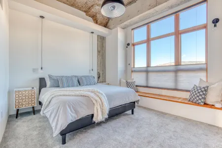 Hood River townhouse close to everything with river-view location & rooftop BBQ