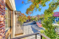 Hood River townhouse close to everything with river-view location & rooftop BBQ Hotels in Hood River