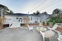 Coastal house with decks, grill, firepit, & modern kitchen - 1/2 mile to beach Hotels near South Jetty Beach 3 Day Use
