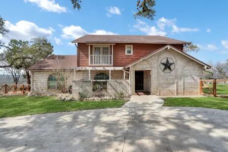 Breathtaking Lake Views and Hot Tub - Charming Lake House Retreat Отели рядом с достопримечательностью «Cranes Mill Marina»