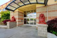 Red Lion Inn and Suites Victoria Hotel dekat Spa A'lita