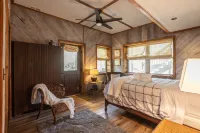 Large Deck, Waterfall and Hot Tub - Idyllic Rustic Retreat