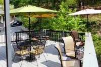 Ground-floor condo steps from historic downtown with streaming TV & WiFi Hotels in Eureka Springs