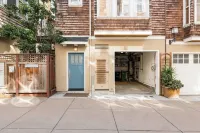 STUNNING EXECUTIVE 3 BEDROOM HOME WITH ATTACHED GARAGE Hotels in Haight-Ashbury