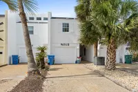 Direct Gulf Views and Spacious Living Area - Elegant Beachfront Haven