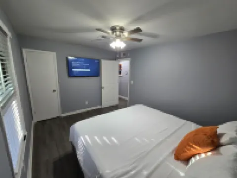 2 King Beds Near Airport - The Silver Hideaway Hotels in Forest Park