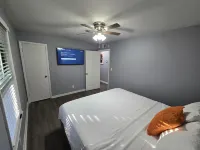 2 King Beds Near Airport - The Silver Hideaway