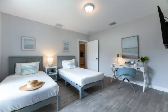 Modern Romantic Tropical Poolside Retreat! のホテル