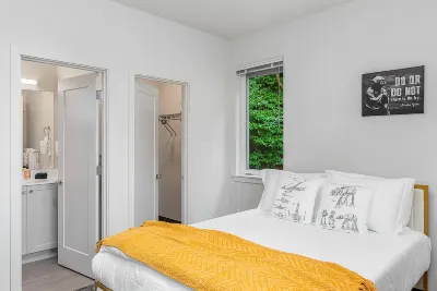 Yoda's Swamp Suite Hotel in zona History House of Greater Seattle