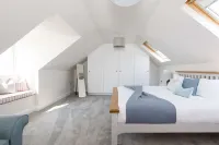 Beach House for 10 with Hot Tub & Garden