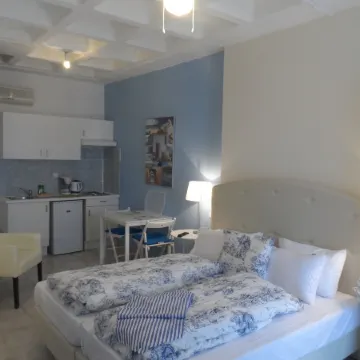 Seafront Studios and Apartments