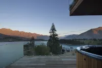 Kahurangi Luxury Holiday Home by MajorDomo - Airport Shuttle