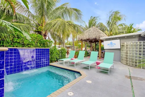 플러티 플라밍고 컬러풀 워터프론트 겟어웨이, 수영장 있음