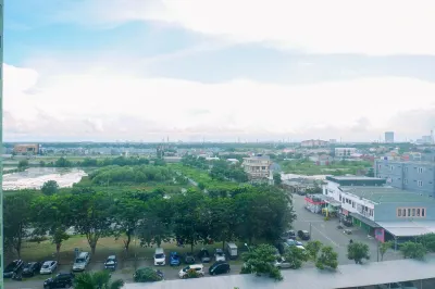 Minimalist 2Br Apartment at Dian Regency Hotell i Keputih