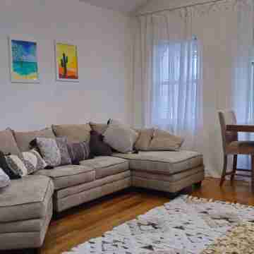 Luxurious 3 bedroom Condo in Jersey City. 10 mins Walk to JSQ Path station Others
