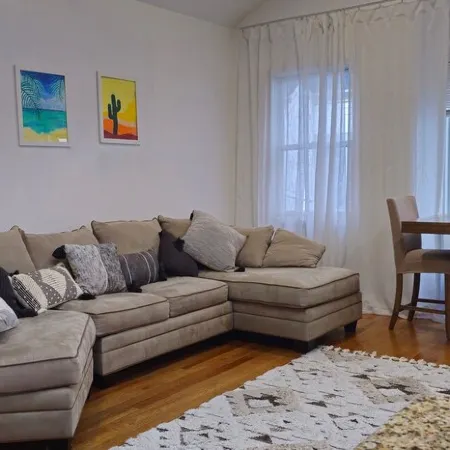 Luxurious 3 bedroom Condo in Jersey City. 10 mins Walk to JSQ Path station