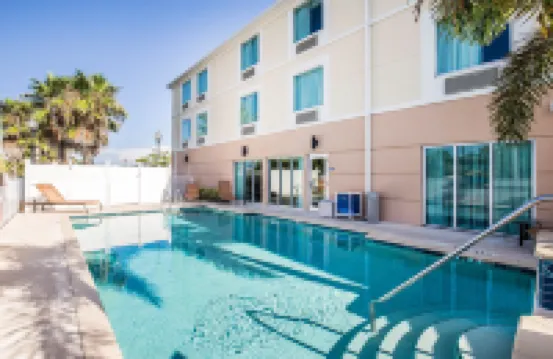 蓬塔戈爾達夏洛特港舒眠套房酒店