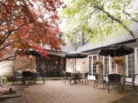 The Glenerin Inn Hotels near Erindale GO Station