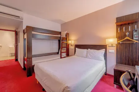 Grand Hotel Sénia - Paris Orly Airport Отели рядом с достопримечательностью «Fresque Leo Ferre»