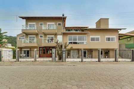 Residencial Casa Flora Отели рядом с достопримечательностью «Lagoa Beach»