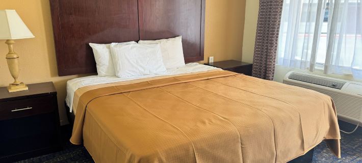 GuestPlace Inn & Suites โรงแรมในเร็ดดิ้ง
