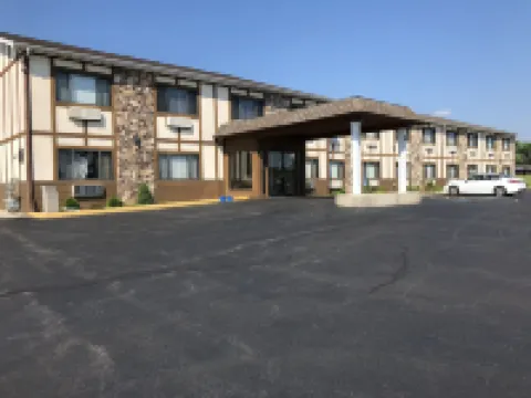 Sky Lodge Inn & Suites - Delavan