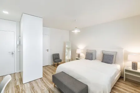 Jr Studios & Suites Отели рядом с достопримечательностью «Baroque Library - University of Coimbra»