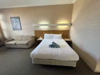 Opal Inn Hotel, Motel, Caravan Park - parking