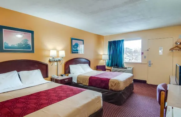 伊克諾旅館，鄰近布爾菲爾德學院