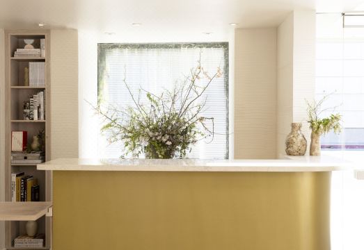 쇼트 스토리 호텔의 야외 수영장 및 휴식 공간