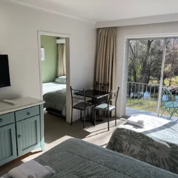 Riverbank Park Motel