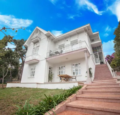 Triada Hotel Büyükada Büyükada Hesed Leavraam Sinagogu yakınındaki oteller