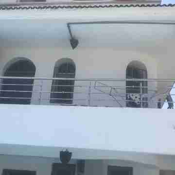 Too Many Suites Hotel Exterior