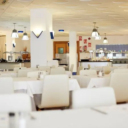 Invisa Ereso All Inclusive Отели рядом с достопримечательностью «Пристань для яхт Санта-Эулалия»