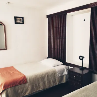 Heritage Inn Hoteles cerca de Café Toledo