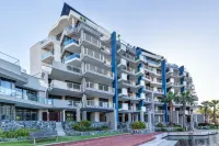 Lawhill Luxury Apartments by TPF - プライペートプール