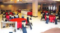 Orchardz Hotel Gajahmada Pontianak - breakfast