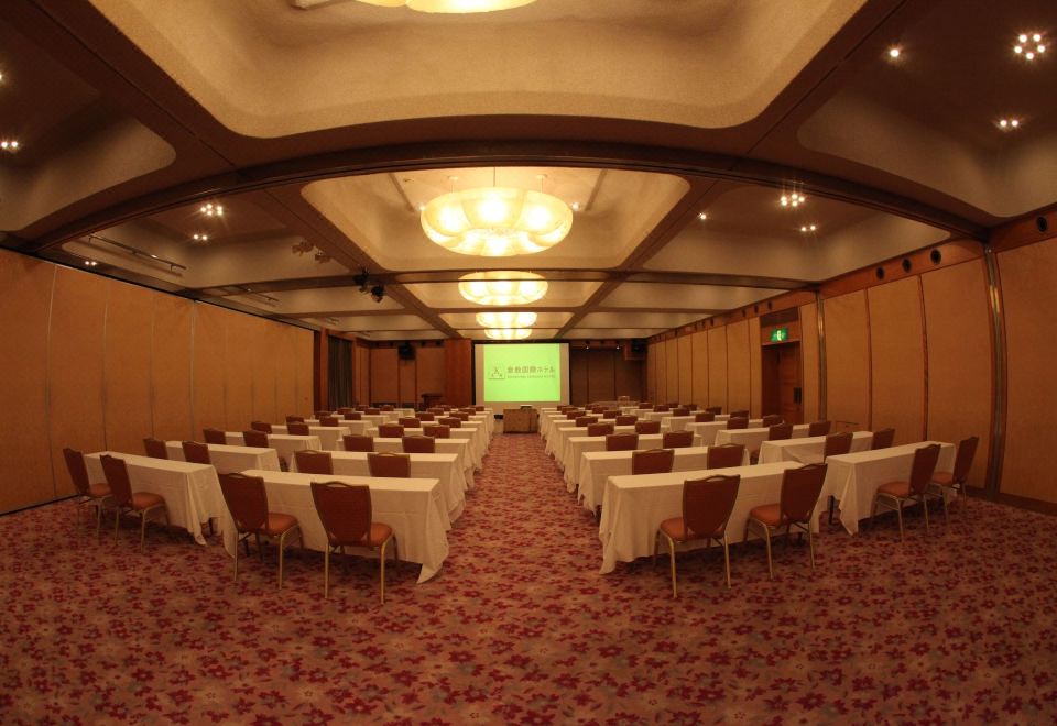 구라시키 고쿠사이 호텔의 다이닝 공간